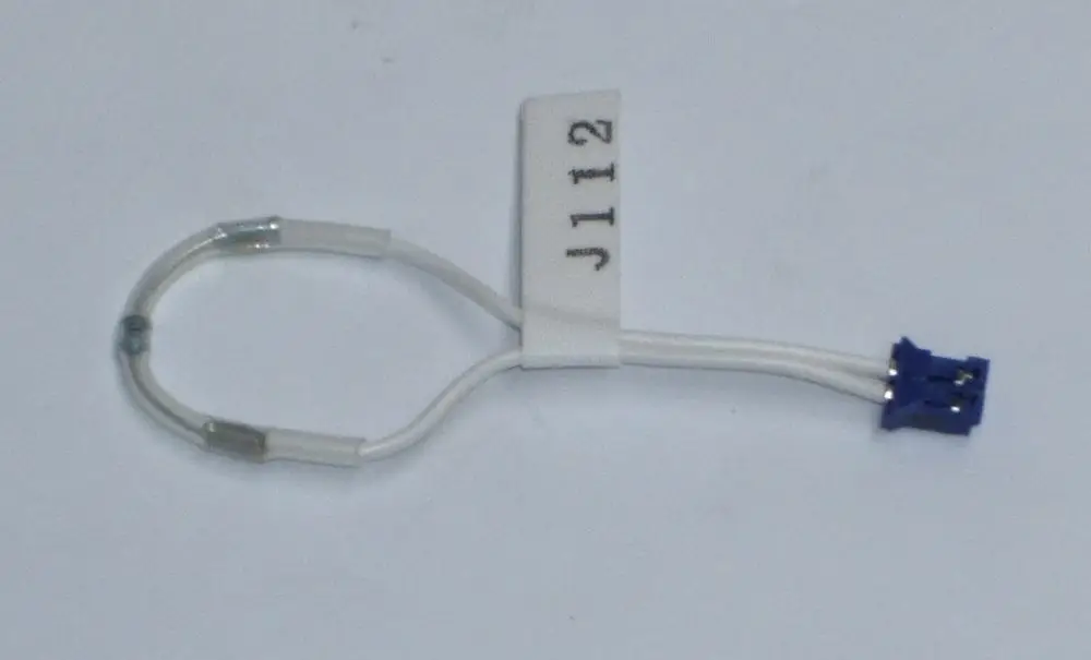 Daikin Anpassungsstück mit zwei weißen Drähten und einem blauen Stecker. Beschriftet mit „J112“. Geeignet für bestimmte Daikin Produkte.